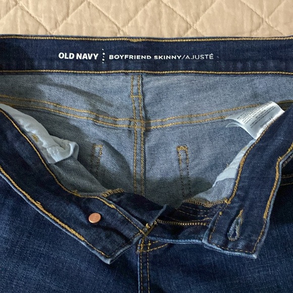 OLD NAVY BOYFRIEND SKINNY JEANS. SIZE 2. BLUE. BARELY WORN. - Picture 7 of 9